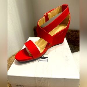 Beautiful sandals women’s size 8 perfect for This season!